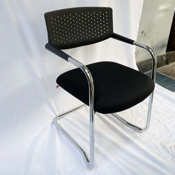 Ghế chân quỳ lưng nhựa Đen ZM1013-02