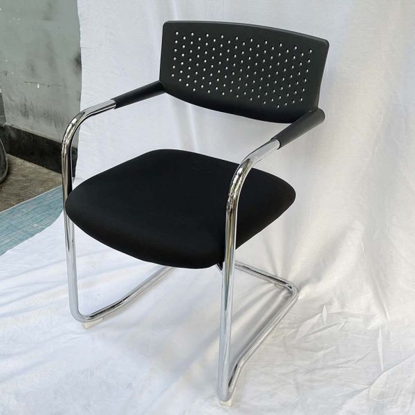 Ghế chân quỳ lưng nhựa Đen ZM1013-02